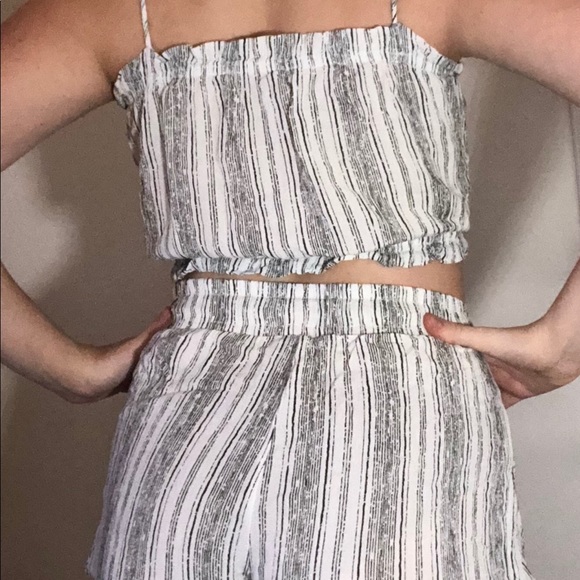 STRIPPED 2 PIECE JUMPSUIT— CUTE— RUFFLES AND BOW - Picture 4 of 4